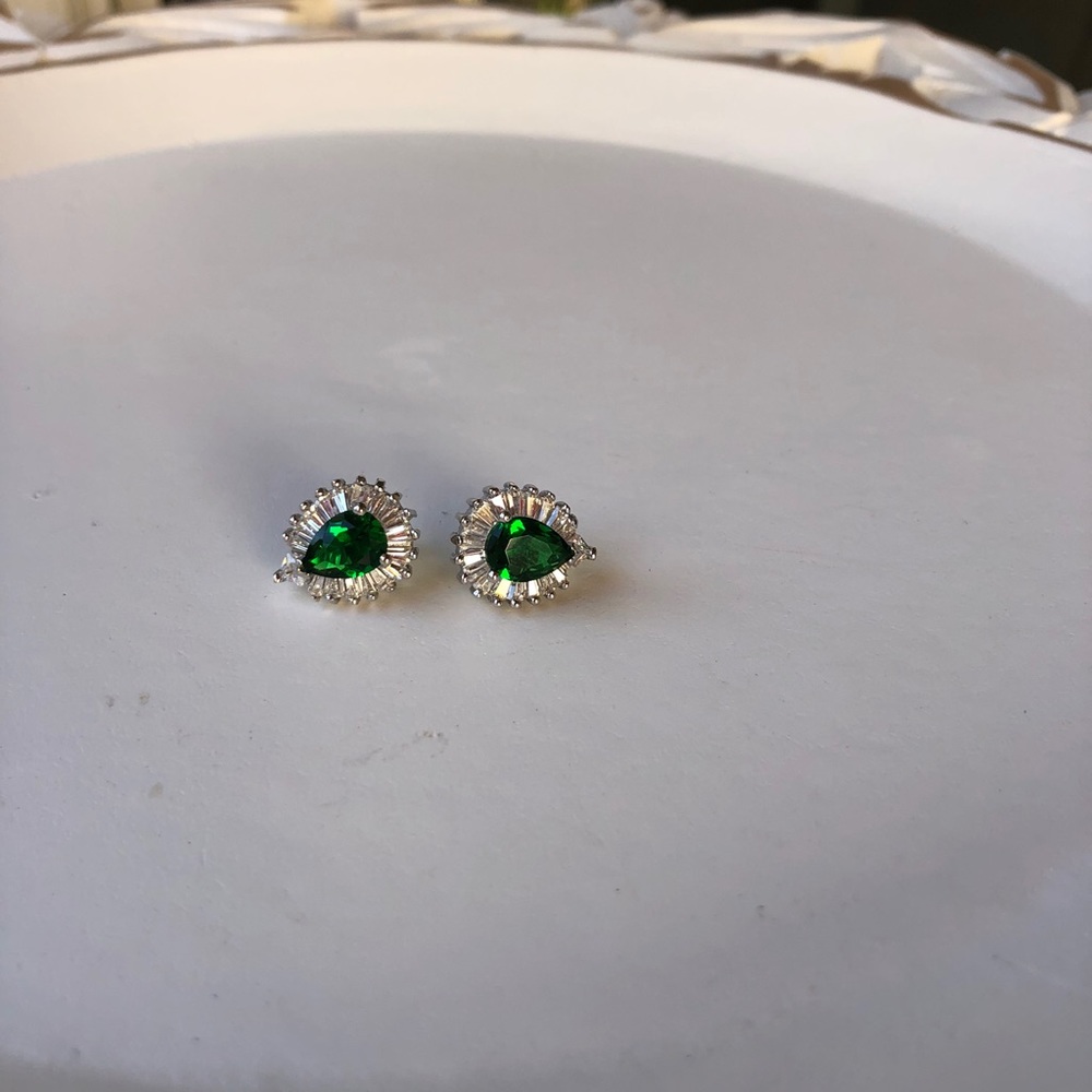SIMULATED GREEN & WHITE DIAMOND EARRINGS. .98 cts. - Picture 2 of 8